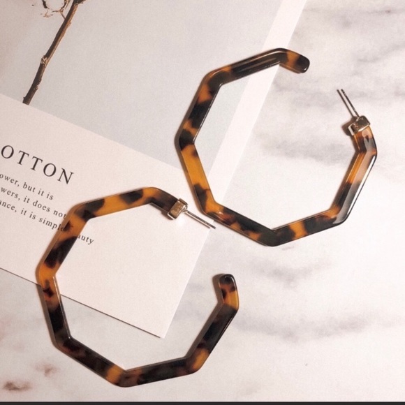 New! Acrylic Tortoise Shell Earring - Picture 2 of 5